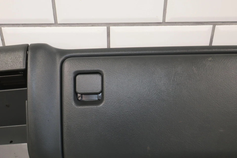 99-02 Chevy GMC Sierra Silverado Guantera Grafito con Envolvente (Consola) Foto 4 de 4