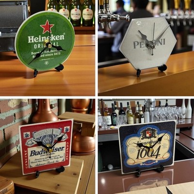 Handgefertigte Upcycling Schreibtisch Bierdeckel Uhr für Hausbar & Männerhöhle Dekor
