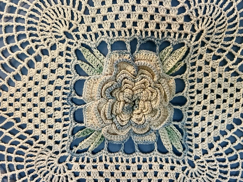 Almohada de encaje floral tejida a mano vintage años 40-50 reliquia almohada azul Foto 2 de 4
