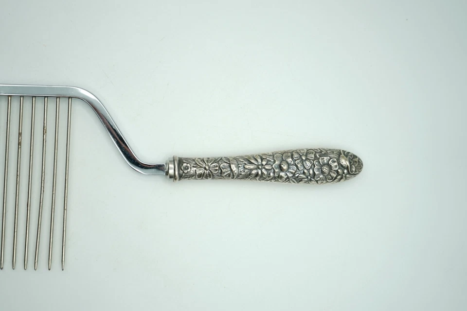 Vintage Sterling Silver Handle Cake Breaker with Floral Repousse Handle - Image 2 of 2