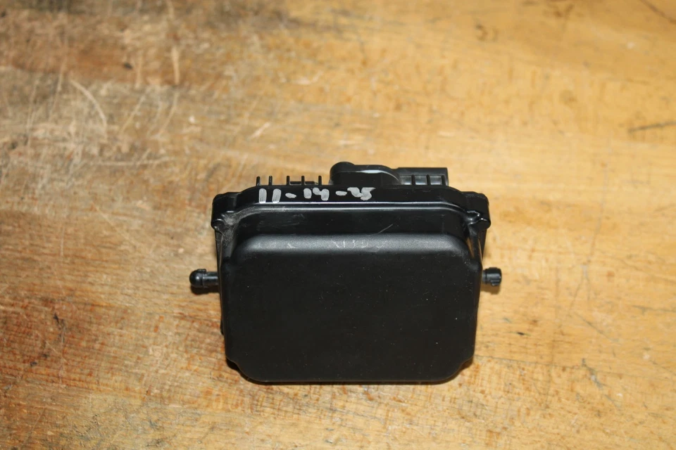 2017-2019 TOYOTA COROLLA FRONT DISTANCE RADAR SENSOR W/BRACKET OEM B12-20242 TL - Image 2 of 4