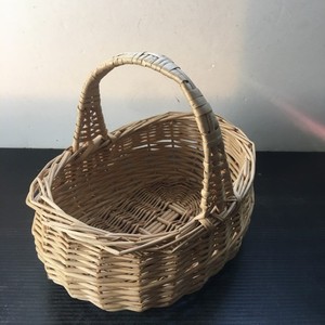 vintage 1970s Handmade Oval Willow Wicker Harvest Basket w/ Twisted Handle 8.5”L