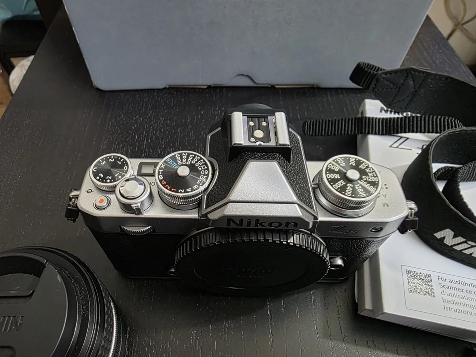 NIkon Z fc Kit con Nikkor Z SE 28 mm F2.8 piu impugnatura Smallrig 900 scatti - Immagine 3 di 4