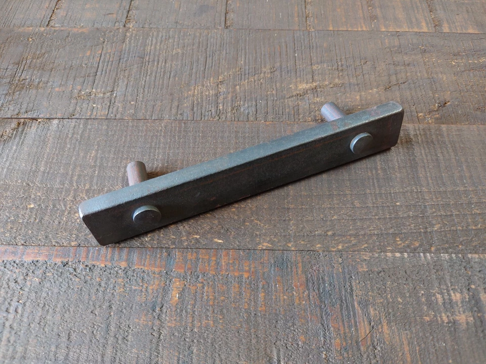 Manija estilo puerta de granero forjada a mano, tirador de gabinete, tirador de muebles de acero Foto 2 de 4