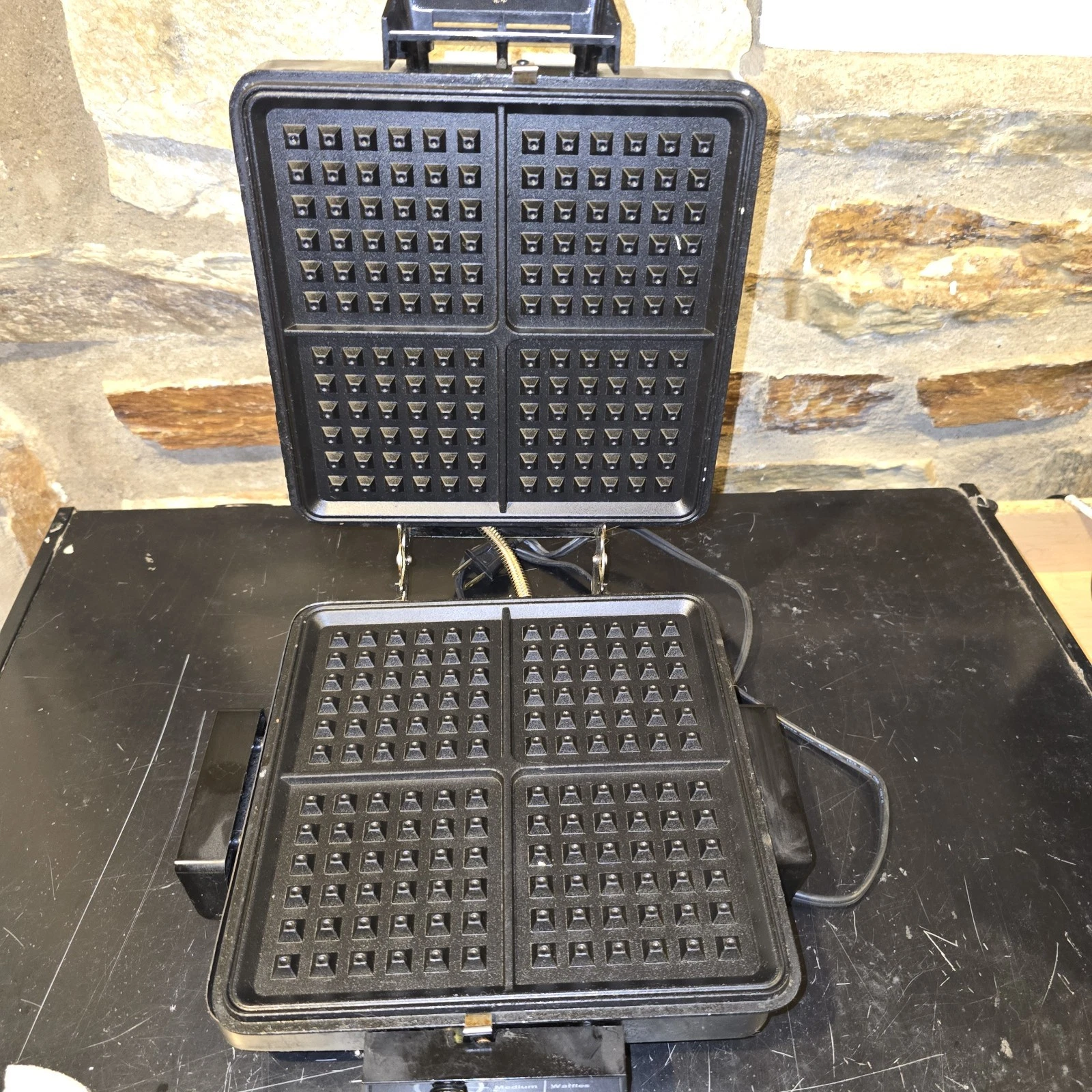 Toastmaster Pizzelle Cookie & Waffle Maker Reversible Plates Model 290A