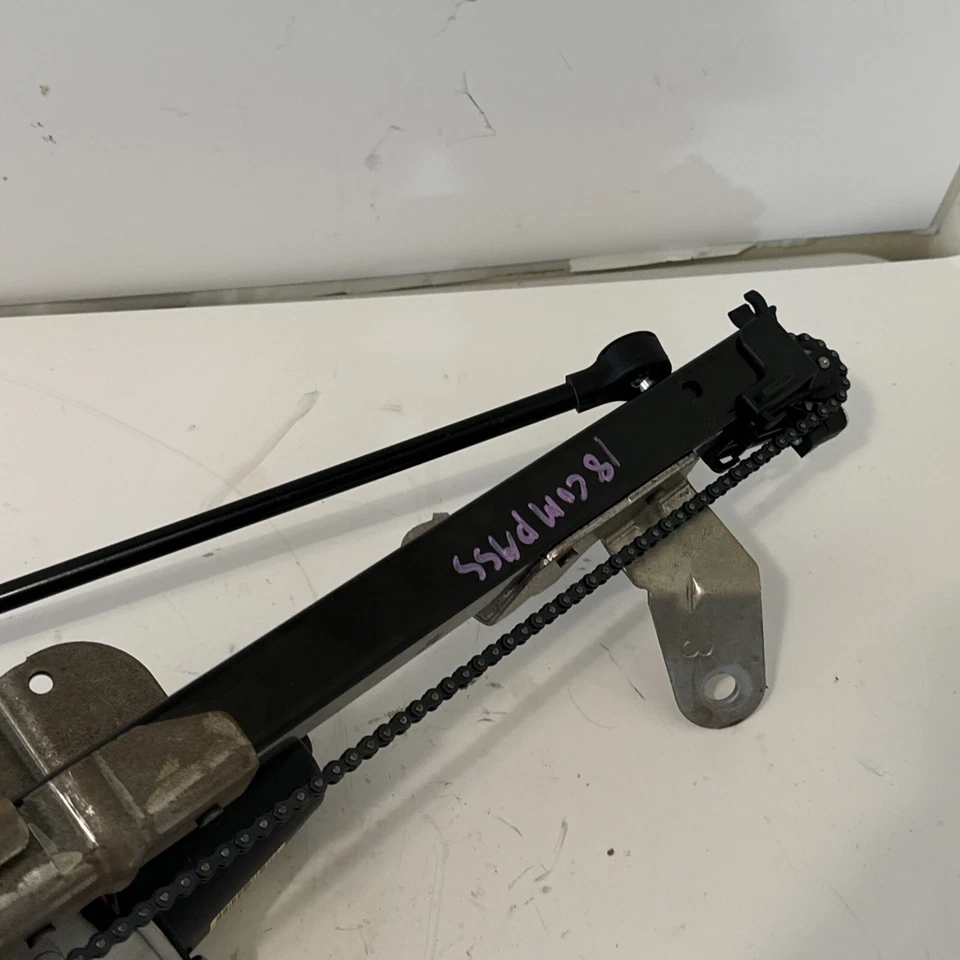 2018 JEEP COMPASS POWER LIFT-GATE MOTOR AND GEAR OEM 68250076AD - Image 2 of 4