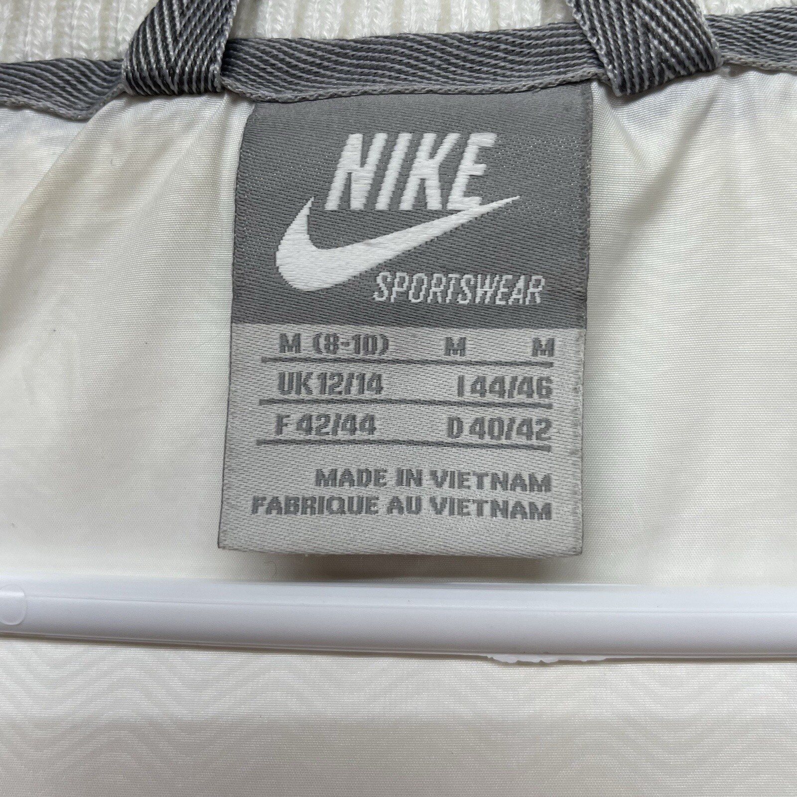 SACAI X NIKE Nike donna 550 piumino d'anatra puffer jacket con cappuccio bianco taglia media *macchie minori
