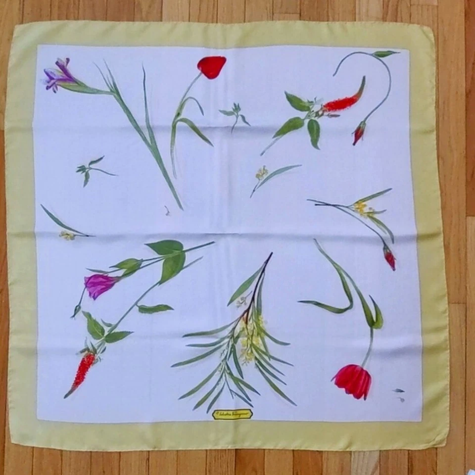 Ferragamo bufanda floral seda 34" usada en excelente estado Foto 3 de 4