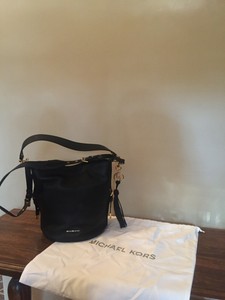 michael kors brooke medium pebbled leather bucket bag