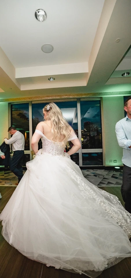 Allure Bridals 9803 (象牙白/香槟) 婚纱,尺寸 8 — 第 2/4 张图片