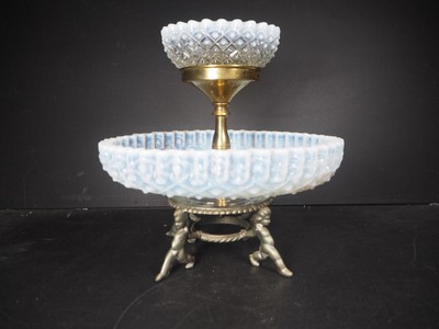 Fenton Hobnail opalisierendes Glas auf Messing Cherub Sockel von Henry Turin