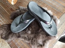 Womens Black Oofos Size 11. Sole Is like walking on clouds