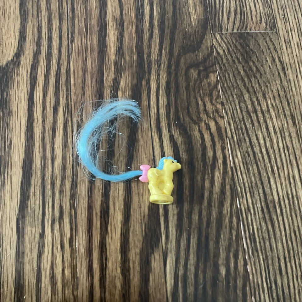 Pony pequeño vintage G1 My Little Pony amarillo con cola azul Foto 2 de 2