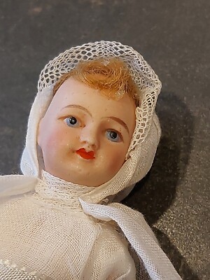 Poupée ancienne mignonnette française sur agneau vers 1880 bouche fermée - France