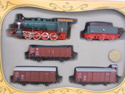 PIKO~ FREIGHT TRAIN SET~LOCOMOTIVE WITH 3 FREIGHT CARS ~ LOT H ~HO SCALE