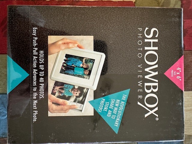 NEW ShowBox Photo Viewer 4x6" Holds up to 40 Pictures Soft White Factory Sealed