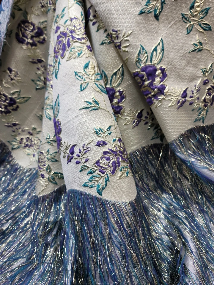 Vestido de graduación de tela por yarda púrpura flecos en brocado flores florales metálico Foto 4 de 4