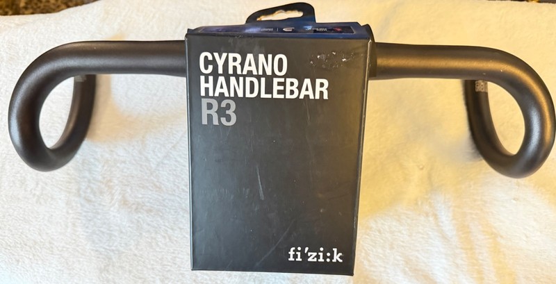 NEW: Fizik Cyrano R3 Bicycle Drop Handlebar 440mm 44cm Black Bull