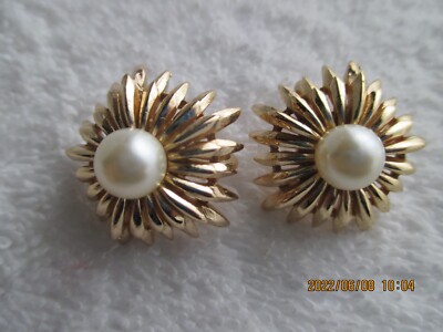 Trifari Gold Tone White Pearl 1'' Clip-on Earrings Signed Vintage NWOT