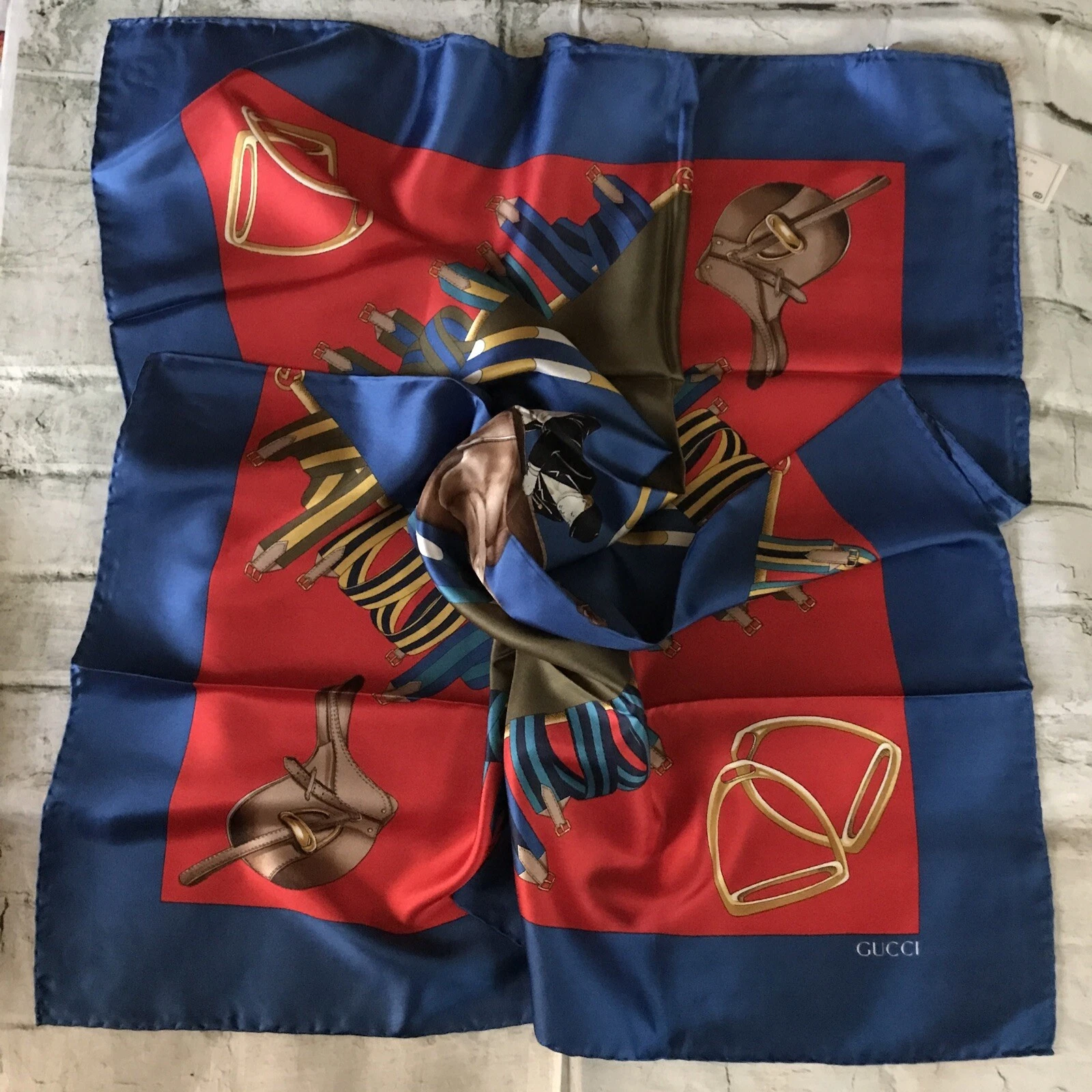 FAB ! Vintage Gucci Awensome design équestre 100 % soie fabriqué en Italie COMME NEUF !