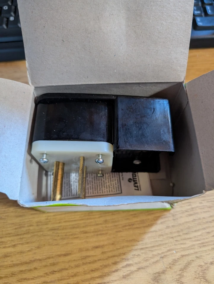 Enchufe de hoja recta Leviton 9630-P, 6-30P, 30 A, 250 V Ac, 2 polos, tornillo Foto 2 de 2