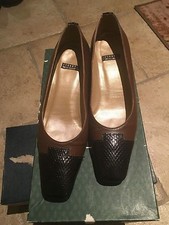 Excellent Stuart Weitzman Leather Low Kitten Heel Shoes - Sz. 5B