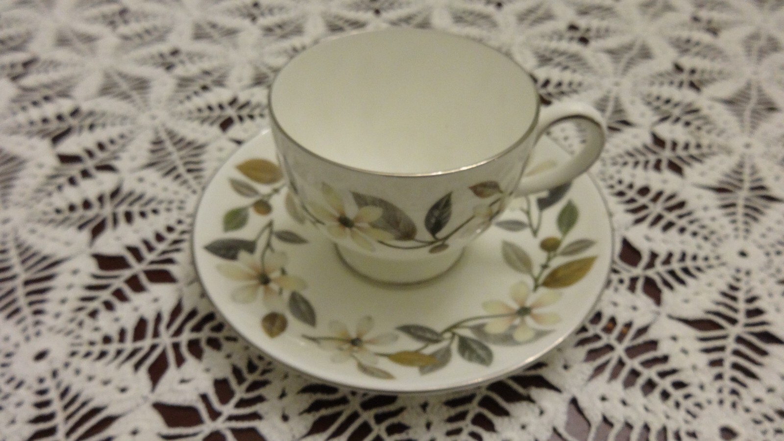 Wedgwood Beaconsfield Bone China Dinnerware Service for 12 - 84 Piece Complete