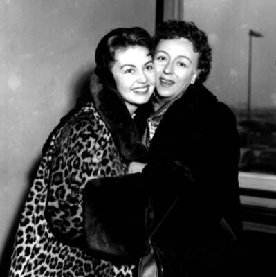 Janette Scott given a farewell hug mother actress Thora Hird L- 1956 Old Photo