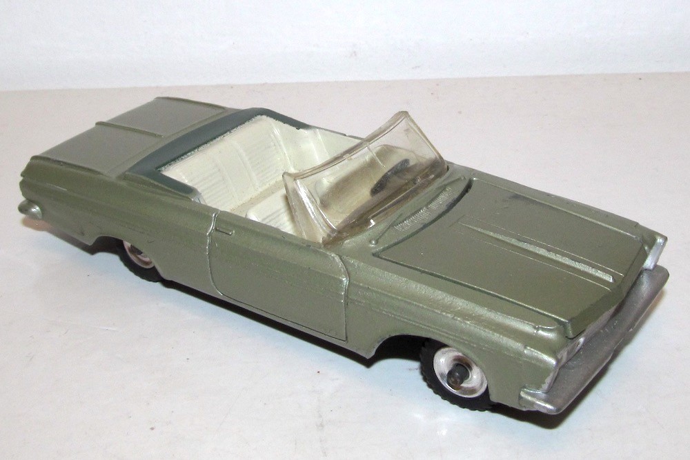 Dinky Toys 137 Plymouth Fury Convertible in Metallic Green
