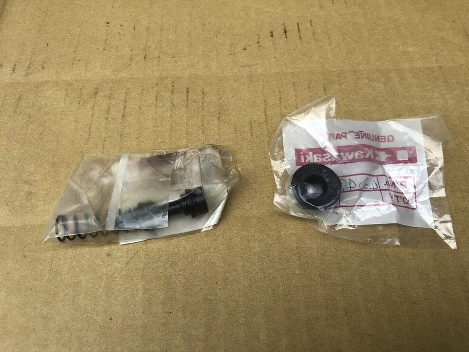Kawasaki GPZ750F ZX750A Genuine Rear Brake Master Piston Comp New Unused Foto 2 de 2