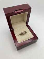 Ręcznie robiony pierścionek z drutu miedzianego z białym kamieniem szlachetnym howlite i ciemnymi koralikami