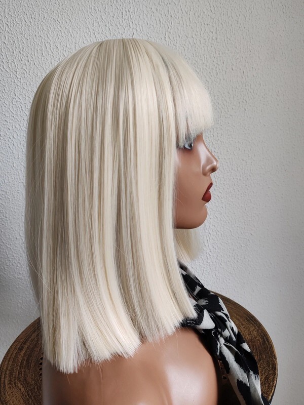 Coupe carré blond clair 14 pouces à frange avec volume style rétro