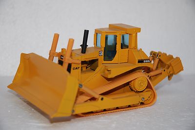 1/50 NZG Dozer Planierraupe Caterpillar D9N I ° Version