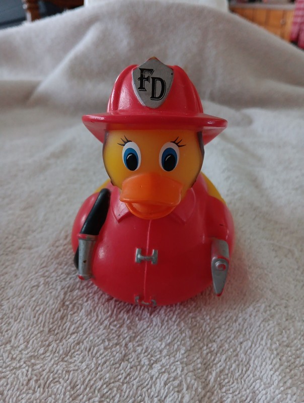 Munchkin HOT Rubber Duck Fireman Bubble Bath Child Bathtub Temp. 