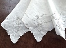 VINTAGE HANKY 1940s WHITE DELICATE FEMININE EMBROIDERED FLORALS HAND ROLLED