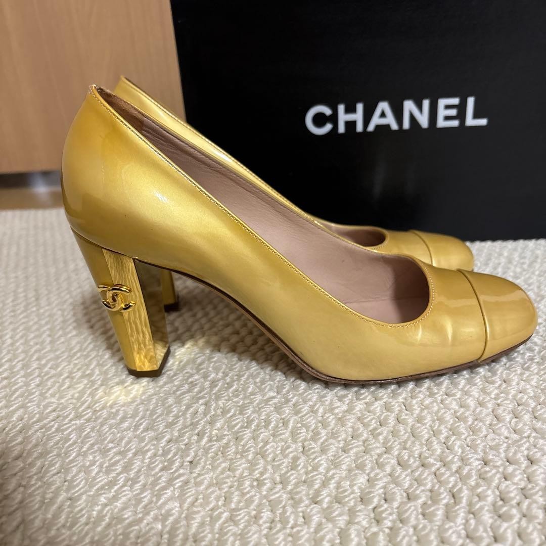 Chanel Mid-Heel Pumps Gold Patent Leather Size 36 US About 6 For Women