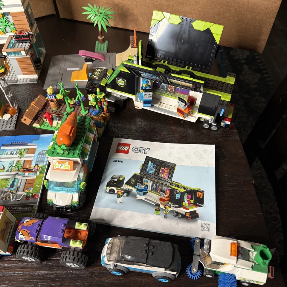 Huge Lego City Lot Gaming Truck, Food Truck Carnival Ride & More - Image 2 of 4
