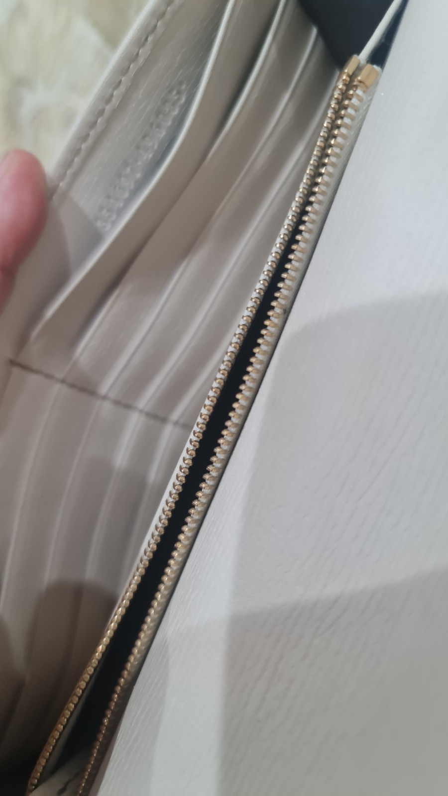 AUTHENTIC Gucci White Leather Interlocking GG Cro… - image 13