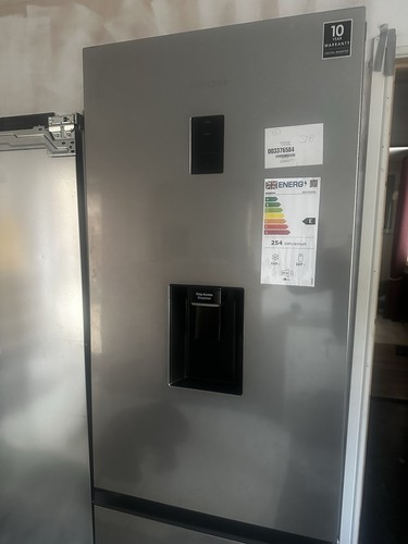 Samsung Series 7 SpaceMax™ RB34C632ESA Smart Combi Fridge Freezer - Picture 9 of 13