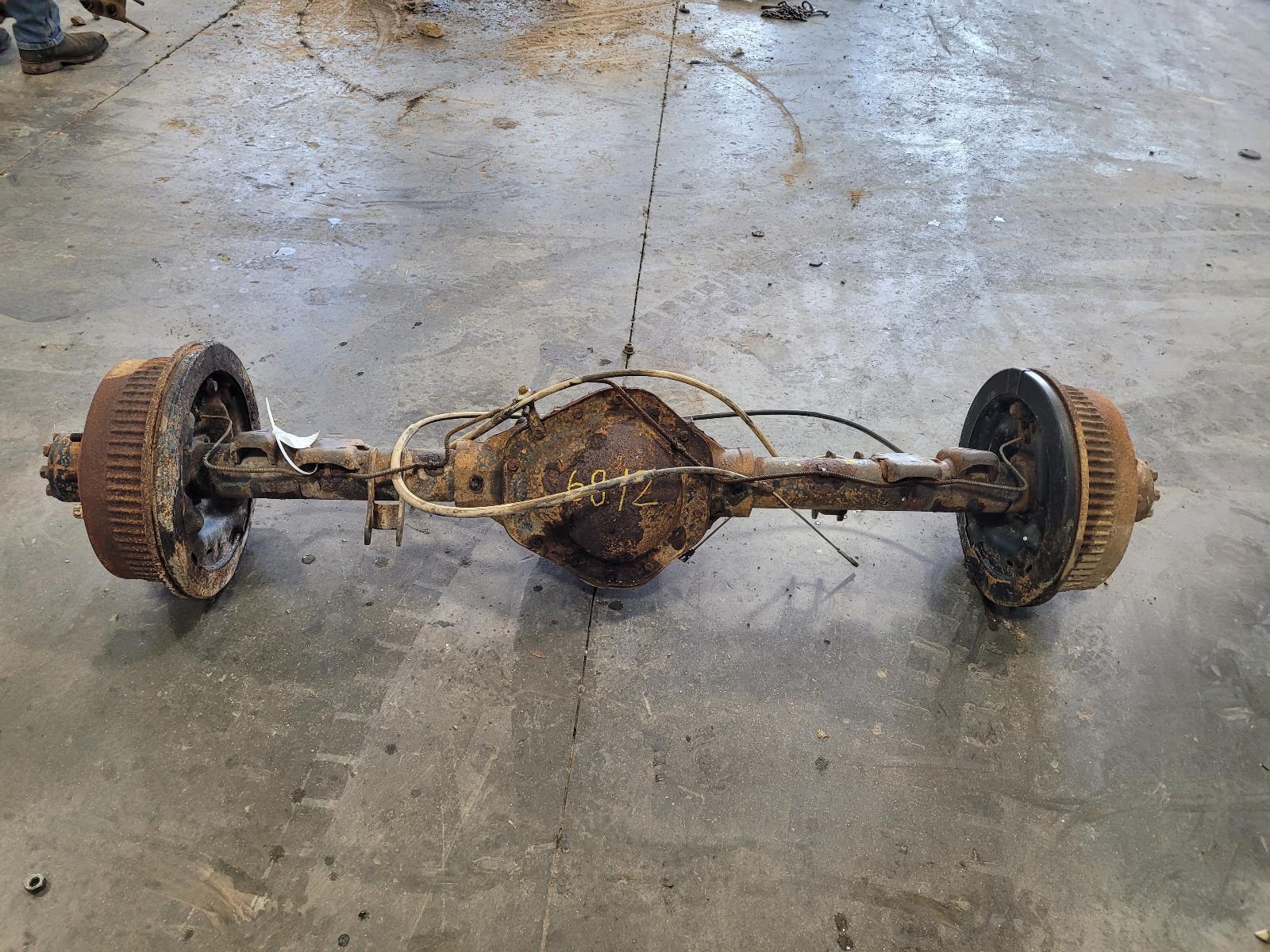 19922000 CHEVROLET 3500 REAR AXLE ASSEMBLY; SINGLE REAR WHEEL; 4.10