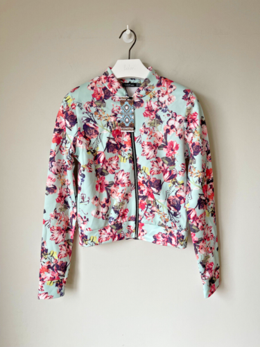 Crop Jacket Top Zip Up Scuba Stretch Blue Pink Floral BOOHOO UK 10 💝 BNWT - Afbeelding 1 van 8