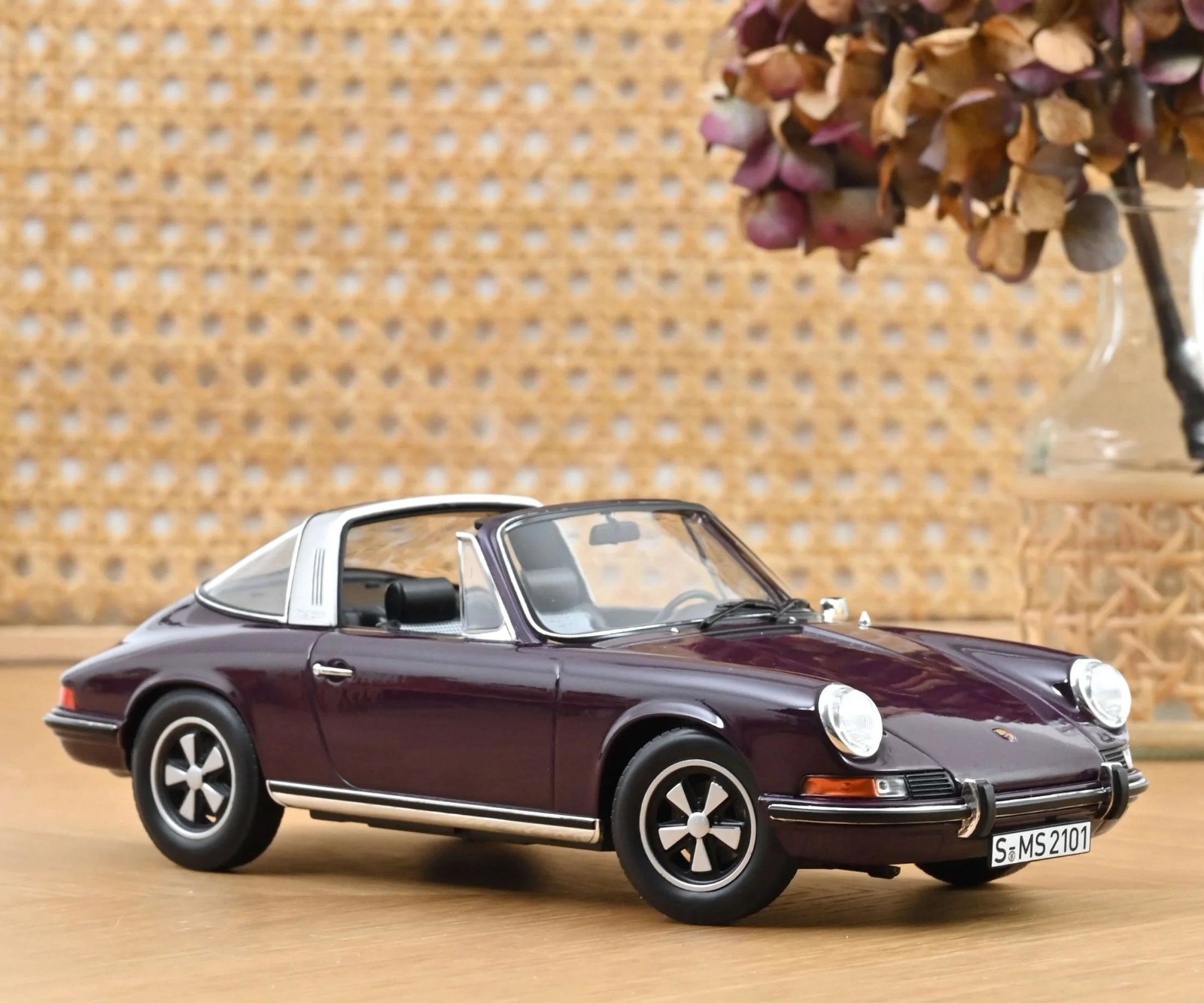 Porsche 911 T Targa 1971 Norev 187644 voiture miniature violette 1/18