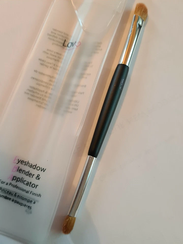 Eyeshadow blender and applicator