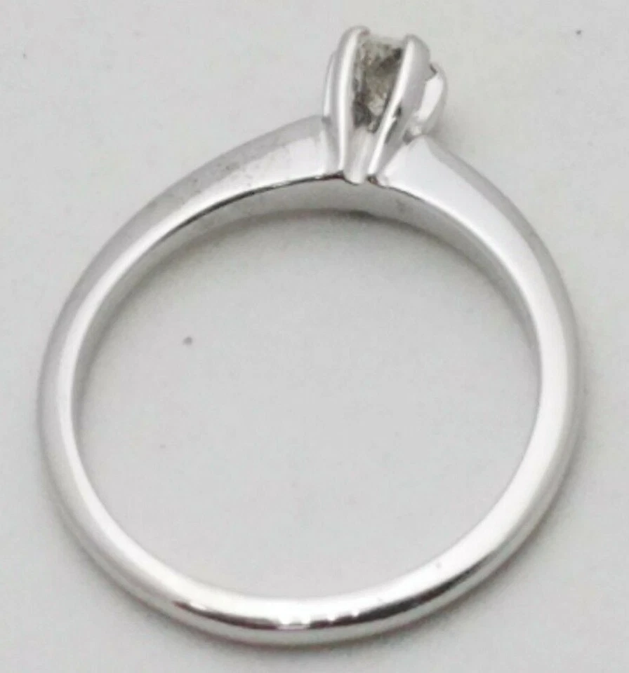 New 14kt white gold oval diamond solitaire ring .25 1/4 carat in size 5.5 - Image 3 of 4