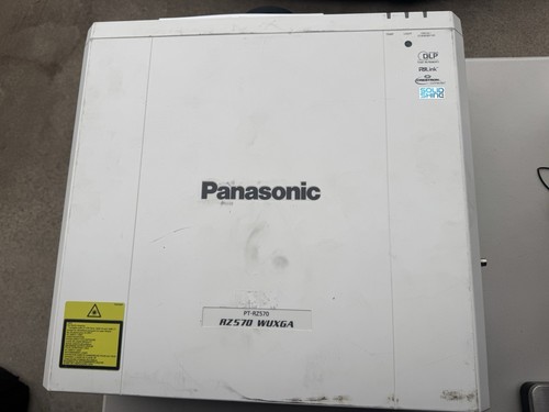 Panasonic PT-RZ570 WUXGA DLP 5200 Lumen ANSI 1920x1200 PiP Projector 11842 Hours - 第 1/13 張圖片