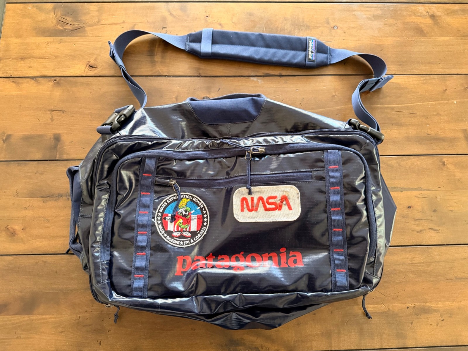 Patagonia Black Hole Mini MLC 26L, Navy Backpack Rare Used - NASA / Mar Mission