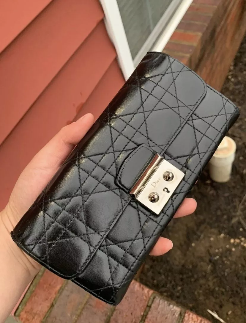 Portefeuille serrure continentale en peau d'agneau matelassée Christian Dior Lady Dior