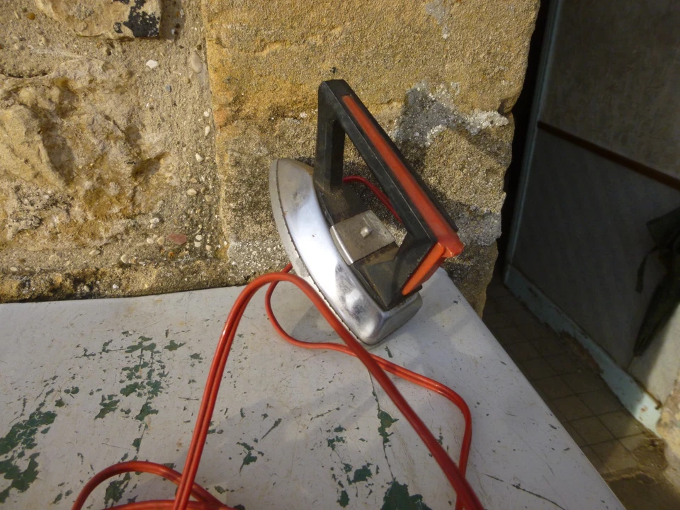 Ancien petit fer à repasser électrique - Photo 3/3