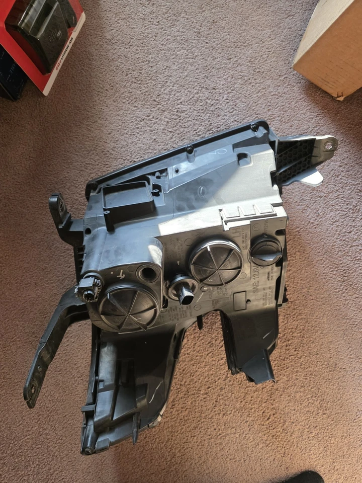 Chevrolet Suburban 2019 montaje de faros laterales del conductor Foto 4 de 4