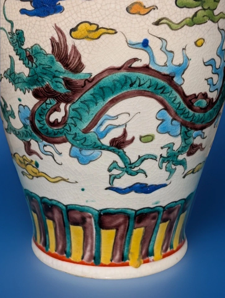 Jarrón antiguo chino de porcelana con dragón, nube de la suerte y tapa tallada en madera Foto 3 de 4